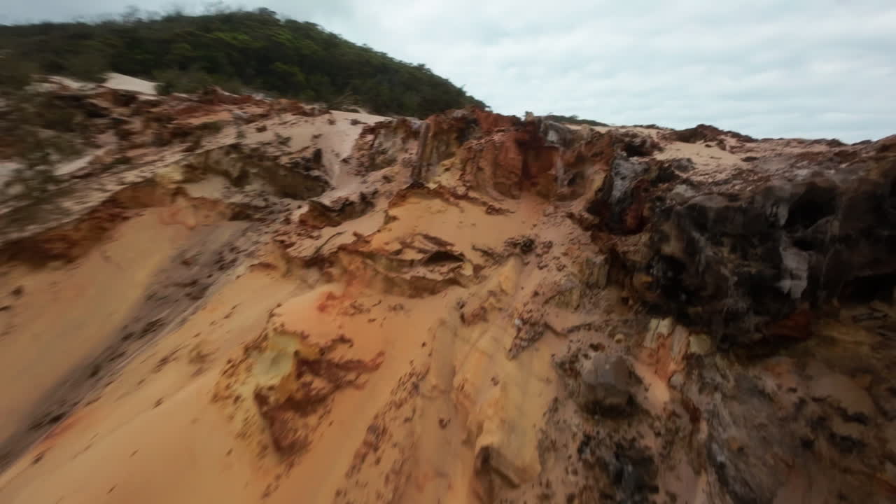 drone fpv volando en una playa, con una modelo, impresionante