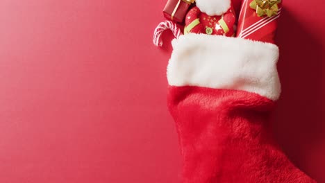 video de regalos de navidad en medias de navidad y espacio de copia en fondo rojo