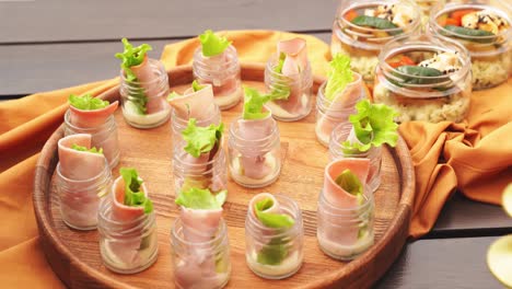 trabajo de catering. copas con bocadillo de carne se colocan en una tabla redonda de madera para cortar