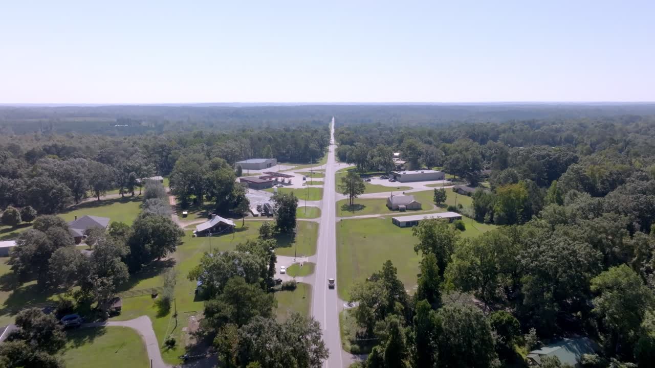 Coffeeville, Alabama om sommeren med indflyvende dronevideo