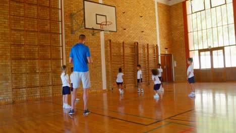 Basketballtrainer-Bringt-Schulkindern-Basketball-Auf-Dem-Basketballplatz-Bei-4k