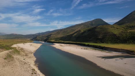 Río-Vjosa-Y-Montaña-En-Un-Hermoso-Paisaje-En-Un-Día-De-Verano-Con-Cielo-Nublado-En-Albania