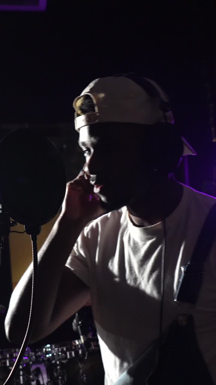 hombre grabando música en el estudio