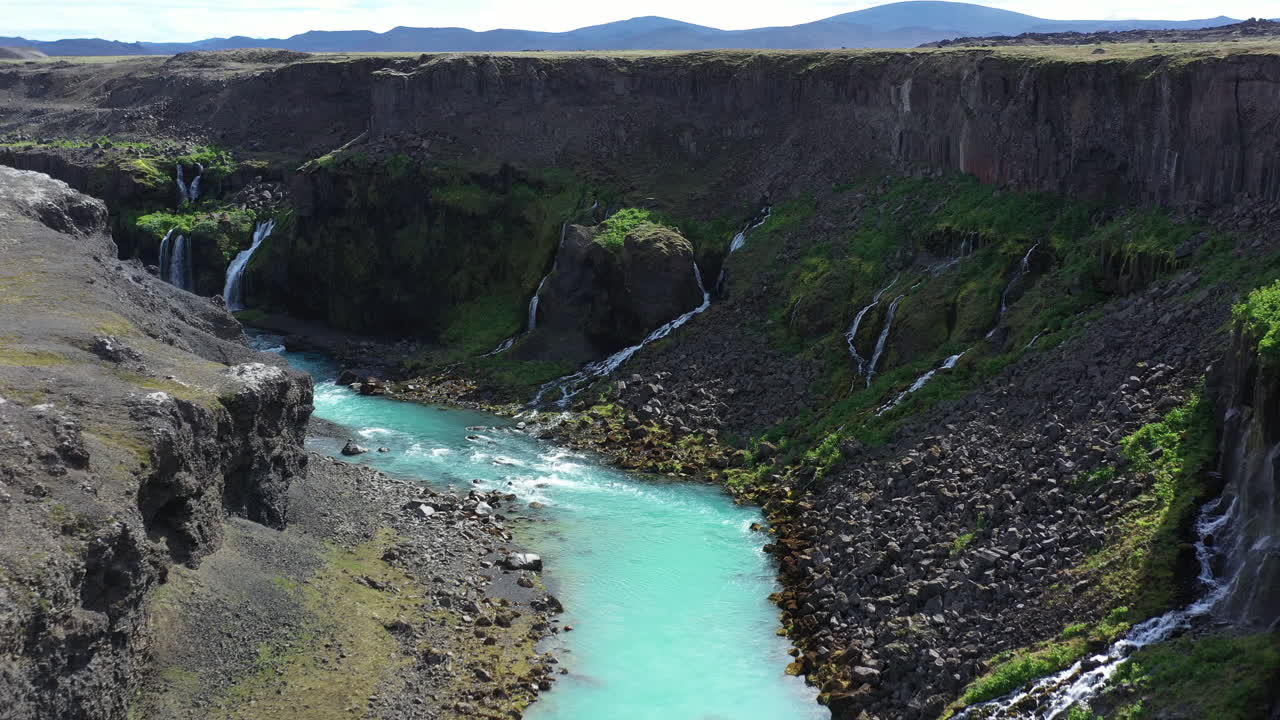 캐니언 에 있는 아이슬란드 의 폭포