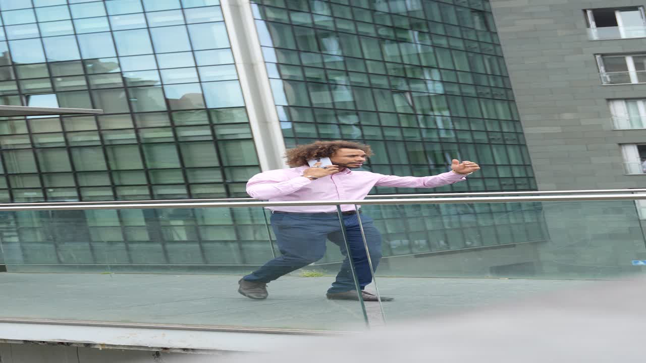 hombre hablando por teléfono en un entorno urbano