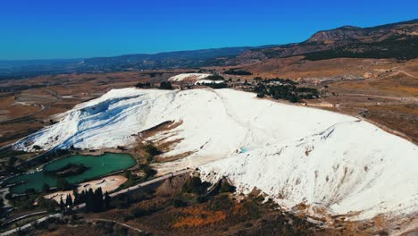 vídeo aéreo 4k de un drone de una atracción turística pamukkale, piscina natural con agua azul, mineral calcáreo de pavo