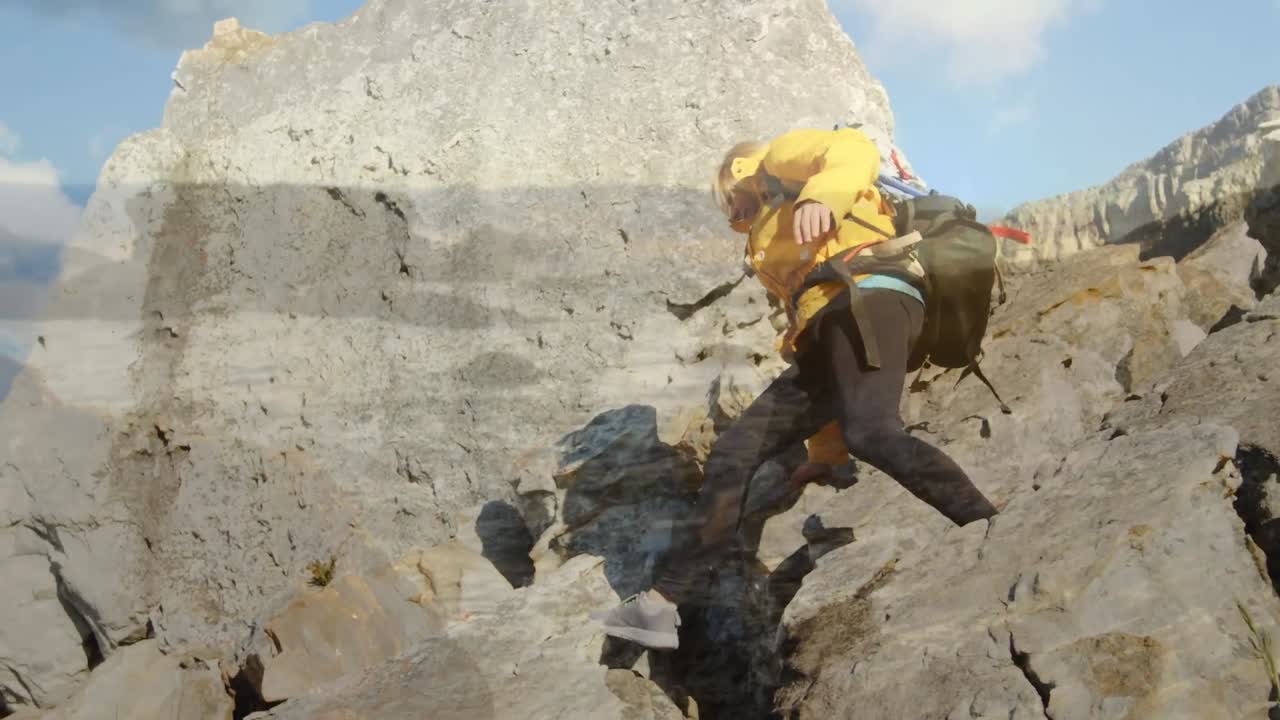 animación del paisaje sobre una excursionista caucásica caminando