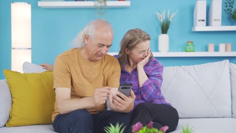 Das-Paar-War-Berührt-Von-Dem,-Was-Sie-Am-Telefon-Sahen.