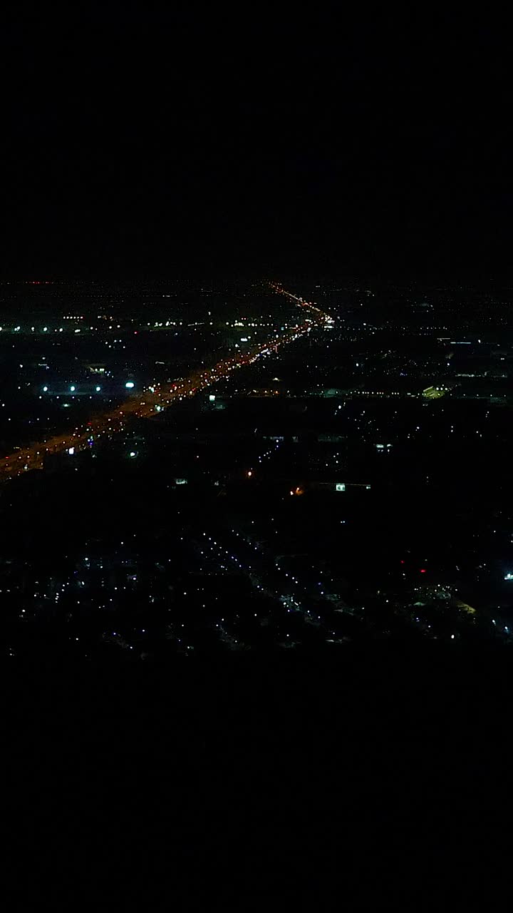 vista aérea del aeropuerto de bangkok por la noche