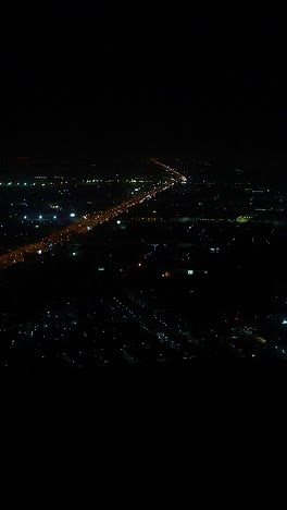 vista aérea del aeropuerto de bangkok por la noche