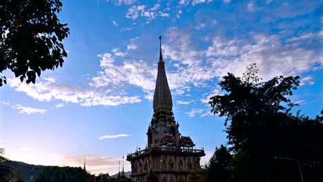 el lapso de tiempo en la hermosa pagoda en el templo de chalong.