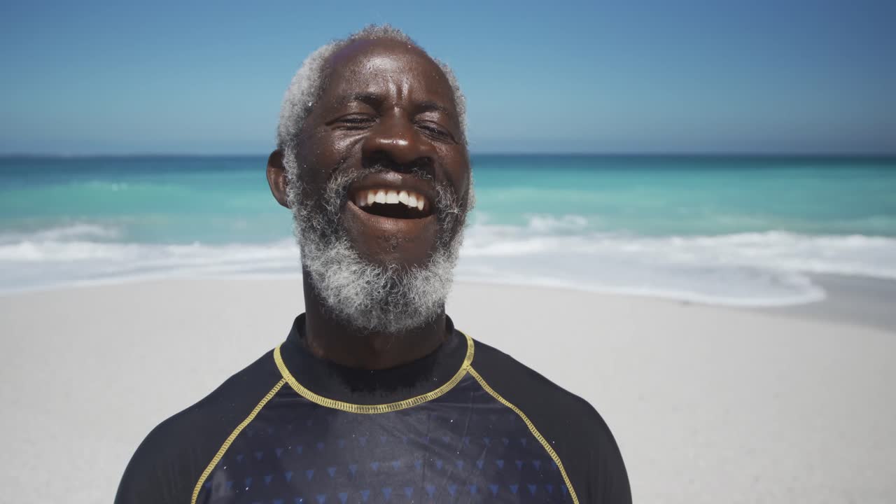 hombre mayor sonriendo a la cámara