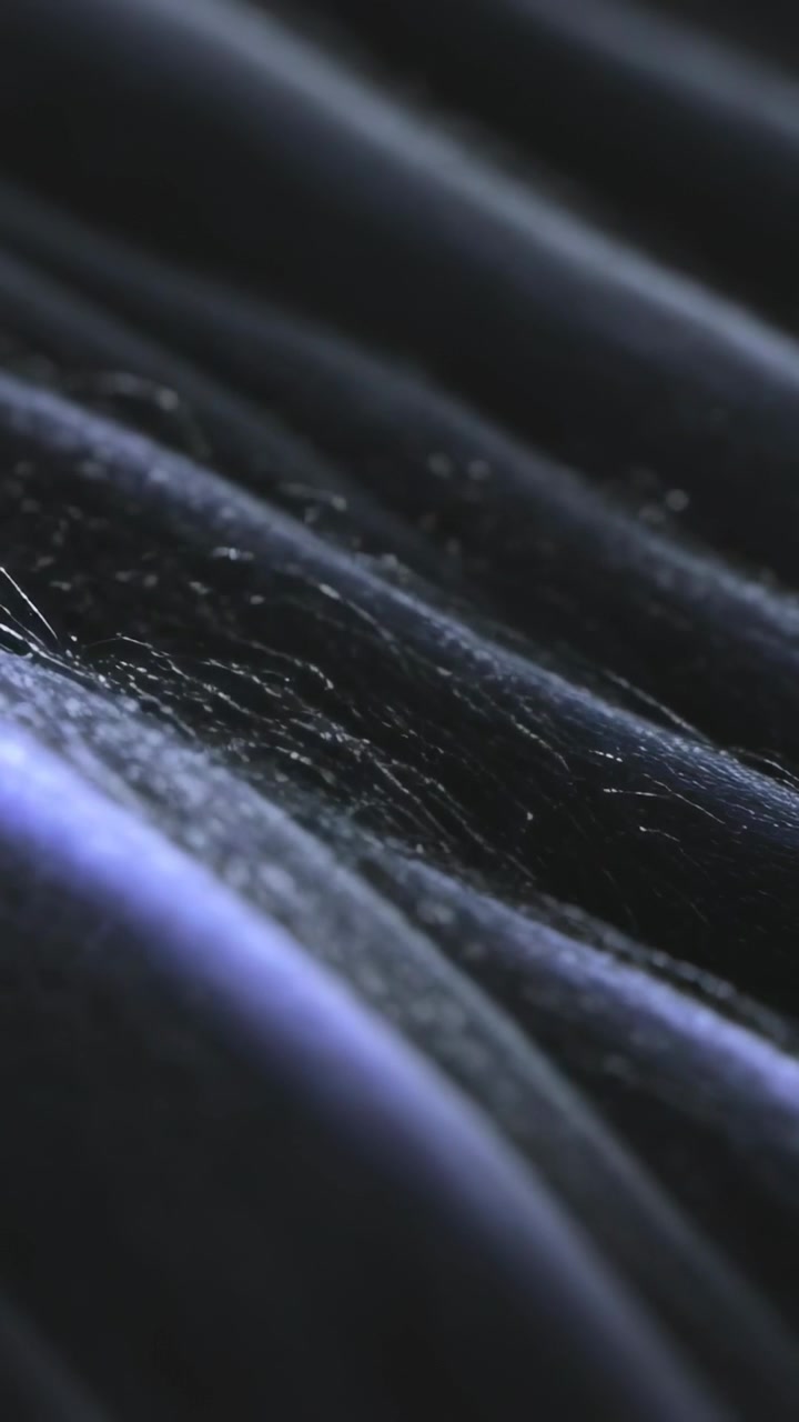 Vertikal video: Fokuserer makroobjektiv, der viser fiberriller i studie for at vise tekstur og støv.