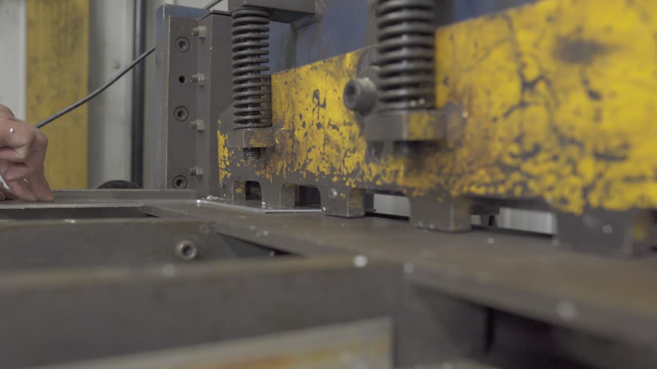 cizalla automática de metal, corte de acero, dentro de una fábrica industrial