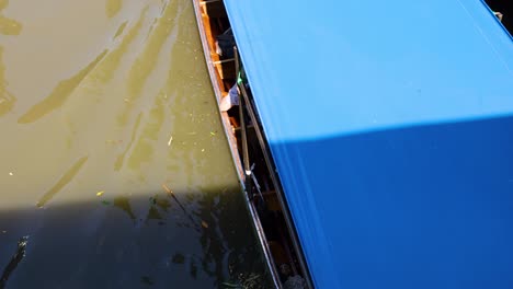 el barco viaja bajo el puente en el mercado de bangkok.