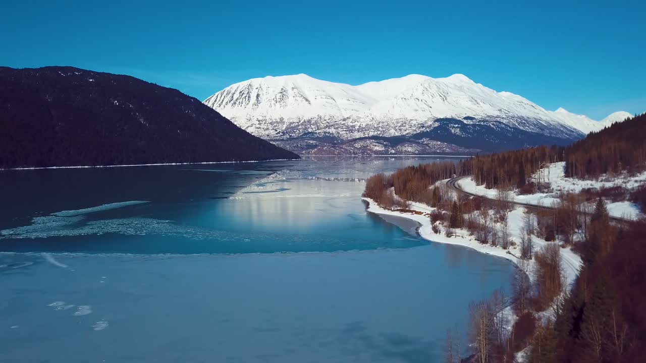 4K-dronevideo lumipeitteisistä järvenrantavuorista Alaskassa talvella