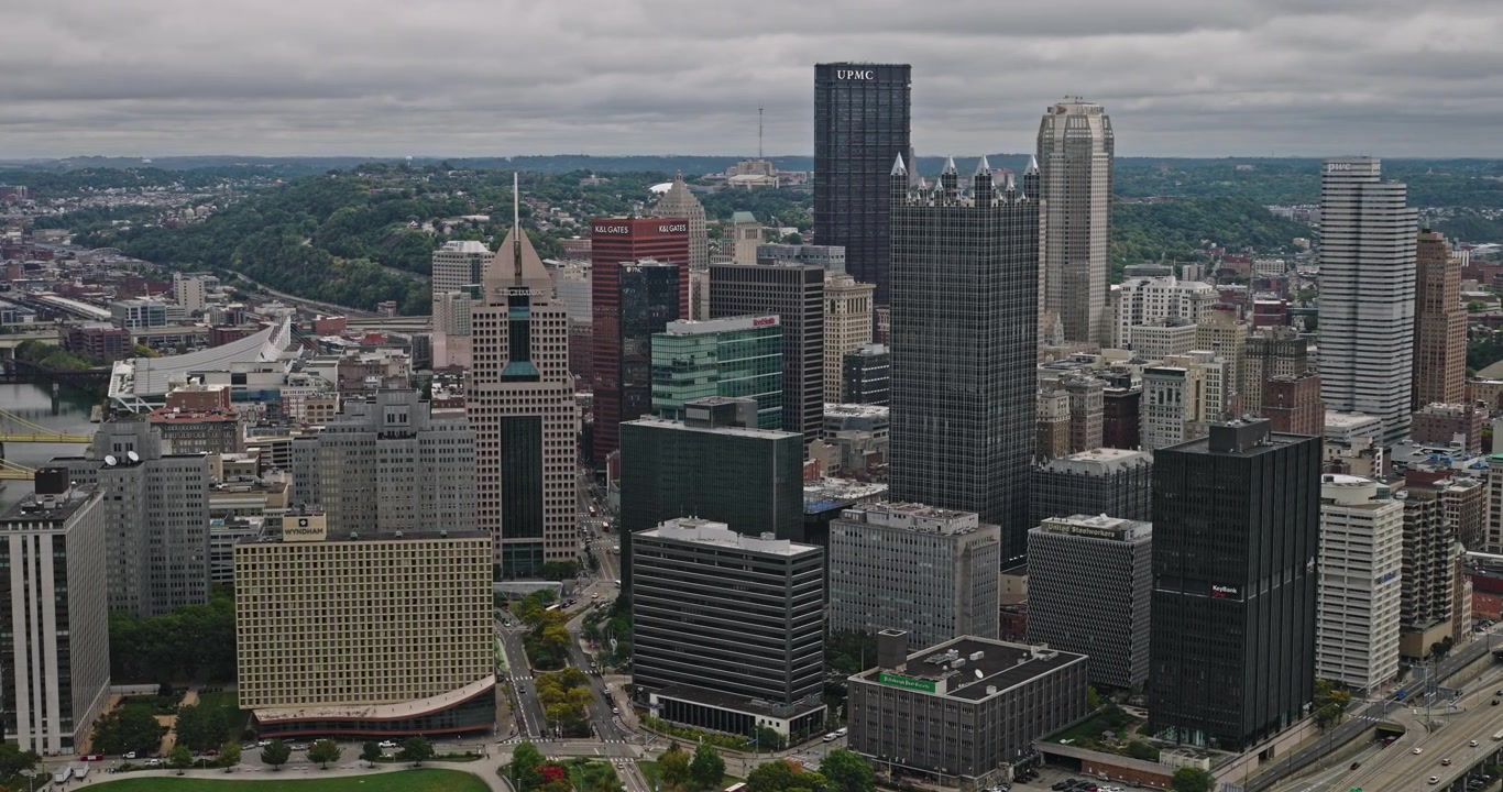 Pittsburgh, Pennsylvania. Sorvolo aereo v60 con cielo coperto basso sopra il fiume Monongahela verso lo Strip District e lo skyline del centro – Ripreso con fotocamera 8k – 25 settembre 2023.