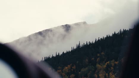 Nubes-Moviéndose-Sobre-Los-árboles-En-El-Bosque-Que-Crece-En-Las-Laderas-De-Las-Montañas-Durante-El-Otoño