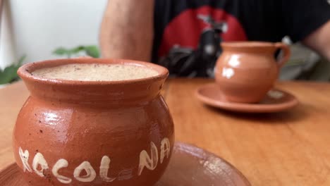 dos tazas de chocolate en un restaurante de bar