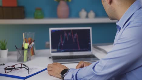 el hombre que perdió dinero en la bolsa de valores. va a la quiebra.
