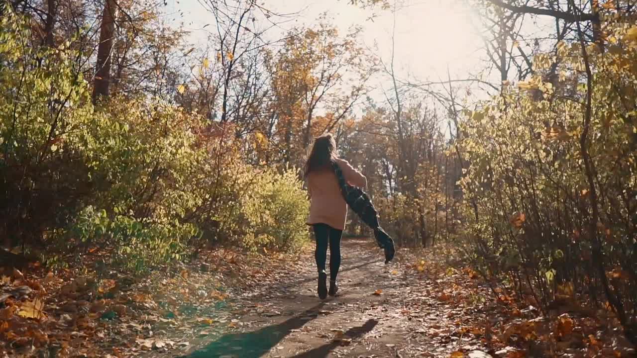 mujer caminando por el bosque de otoño