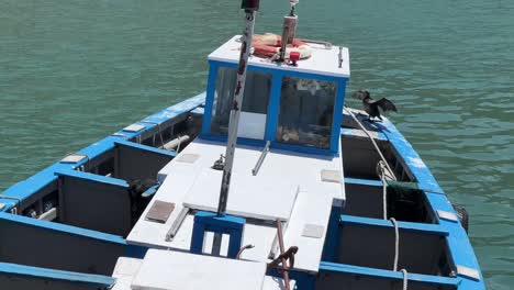 barco de pesca en el amarre en el puerto