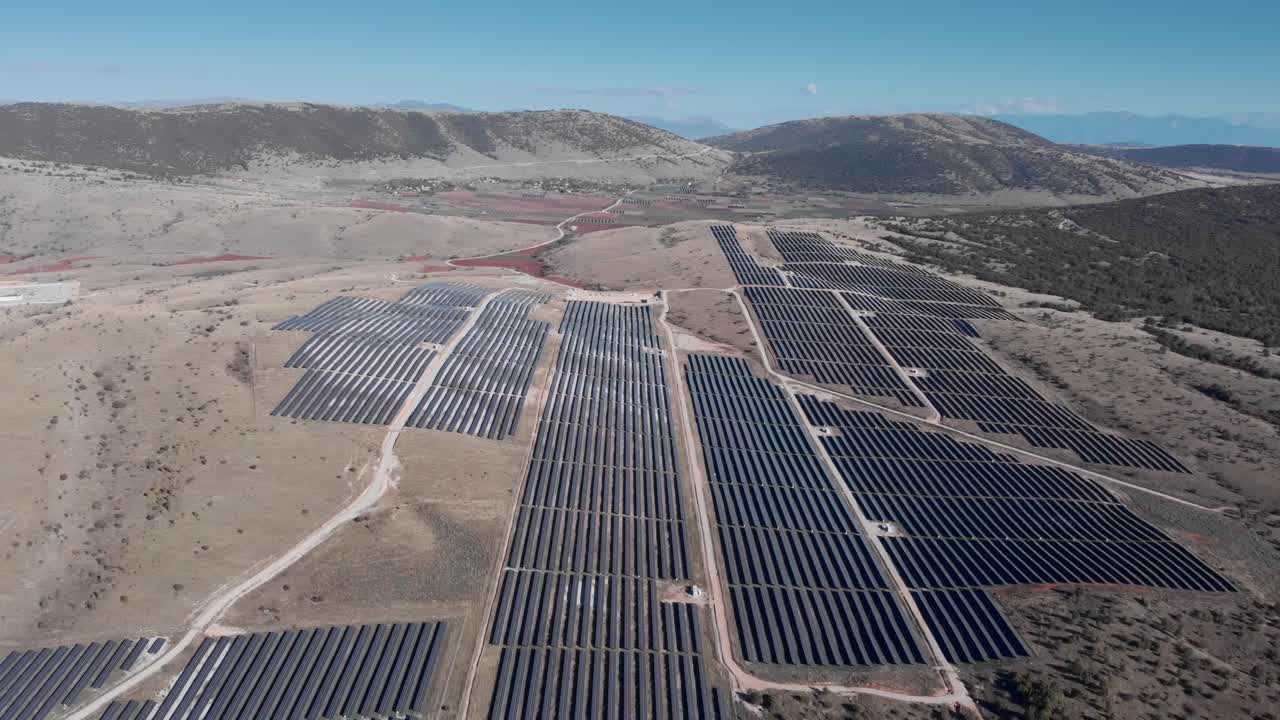drones sobre mega parques de energía solar fotovoltaica paneles de granja colinas panorámica derecha