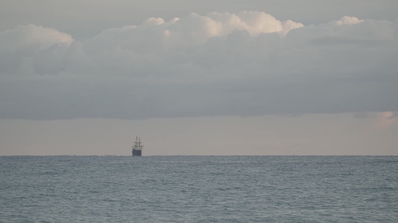 16세기 갤리온 안달루시아 복제선은 일출 시 아름다운 흐린 날 지중해에서 먼 거리를 항해합니다.