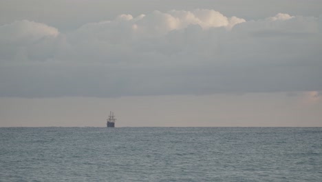 16世紀的安達魯西亞船隻 (galeon andalucia replica ship) 在地中海的遠方航行,在晴朗的雲天中,在日出時