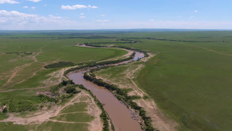 Antenne-Der-Afrikanischen-Savanne-Und-Des-Flusses-An-Sonnigen-Tagen-In-Der-Serengeti