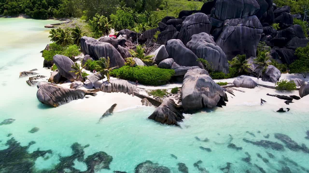Seychelles La Digue Rocce Ripresa Aerea con Drone31.mp4