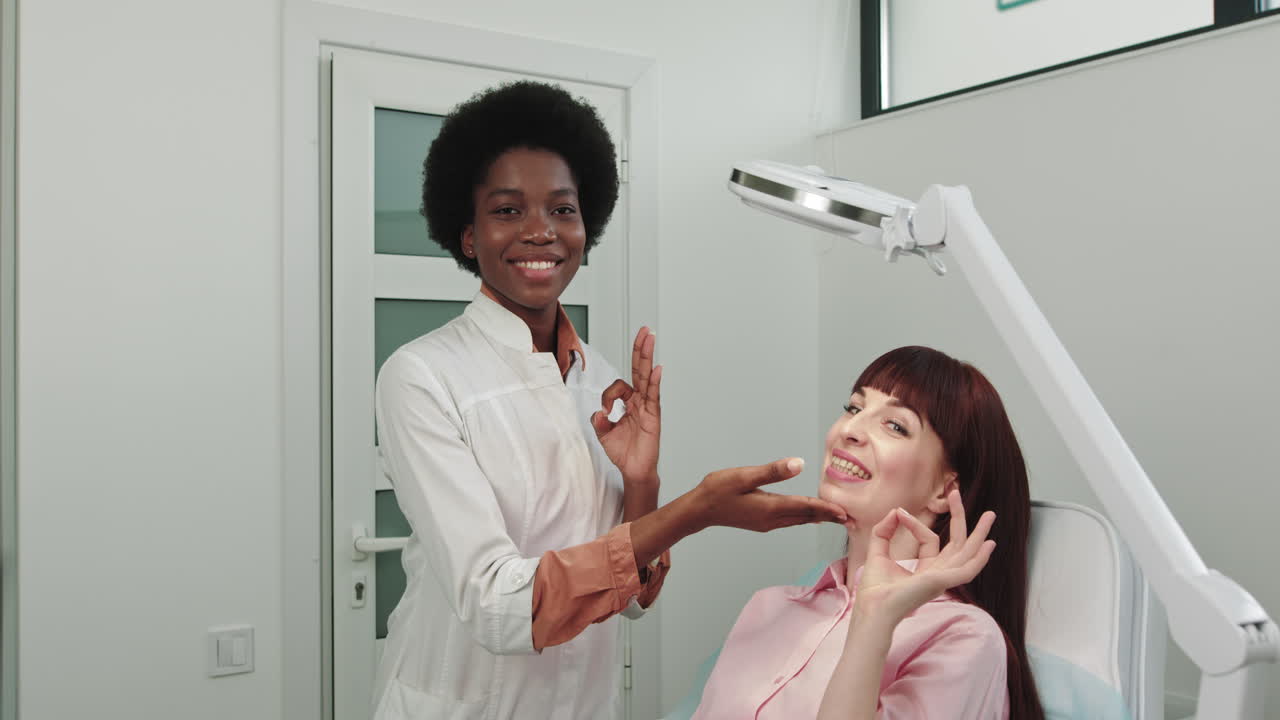Il medico visita un paziente nello studio di medicina estetica. Il medico controlla la pelle prima dell'intervento di chirurgia plastica
