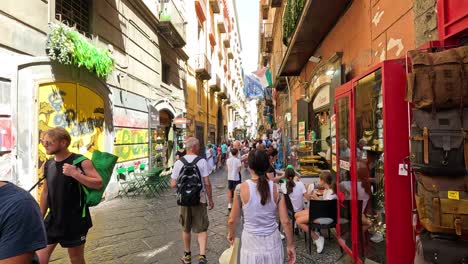 gente caminando y comiendo en la calle de nápoles