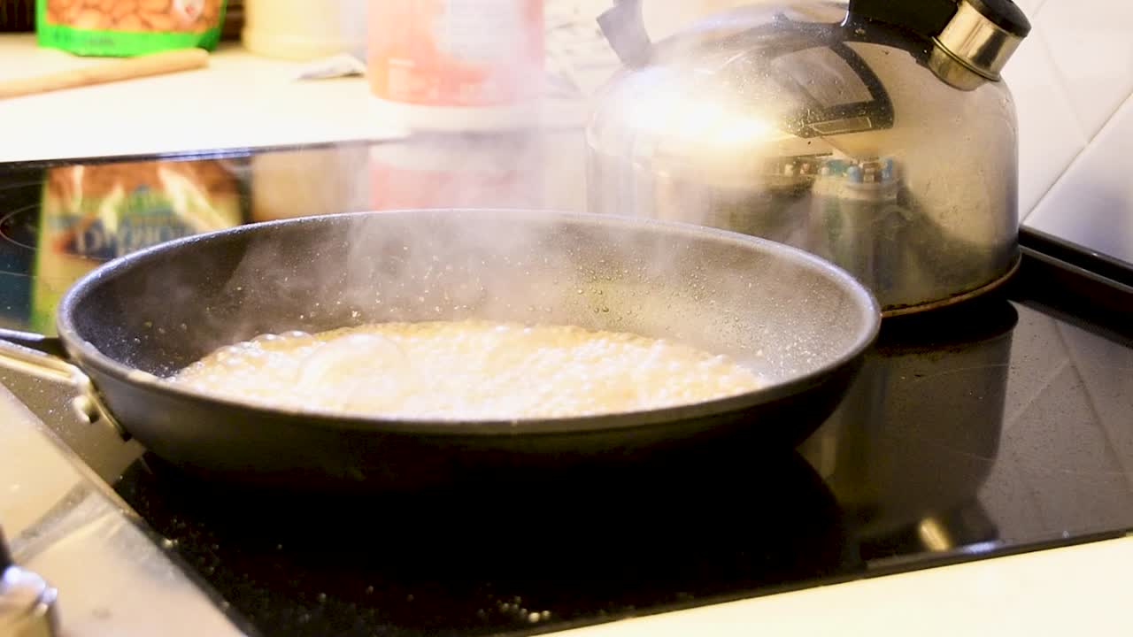 Ingredienti che sobbollono in una padella calda