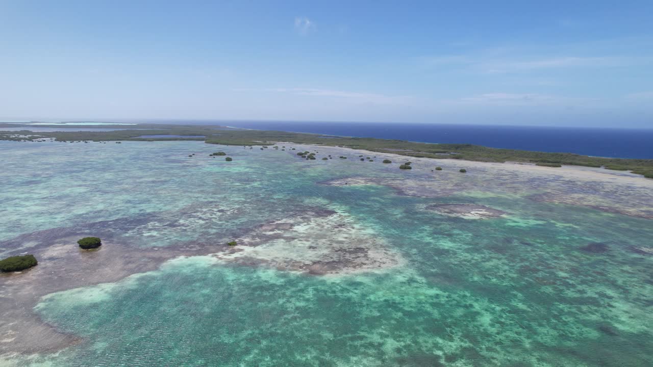푸른 푸른 물과 보호된 습지가 있는 로스 로케스 제도 위의 드론 뷰, 밝은 날