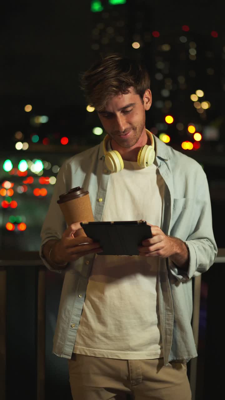 hombre usando tableta por la noche