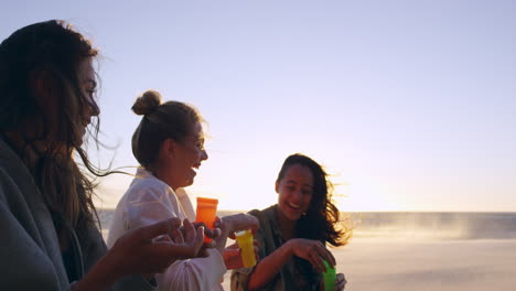 Freundinnen-Blasen-Seifenblasen-Am-Strand-Bei-Sonnenuntergang-In-Zeitlupe