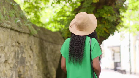 Turista-Femenina-Con-Cámara-De-Vacaciones-En-Oxford,-Reino-Unido,-Explorando-Las-Calles-De-La-Ciudad-Caminando-Por-Lamb-And-Flag-Passage-1