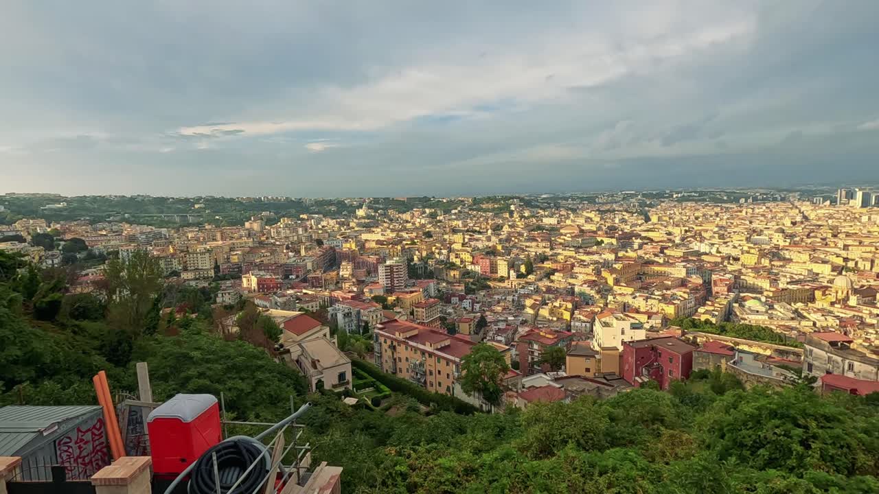 경치 좋은 전망대 에서 볼 수 있는 넓은 도시 풍경