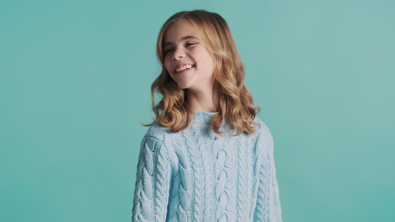 una adolescente caucásica feliz delante de la cámara.