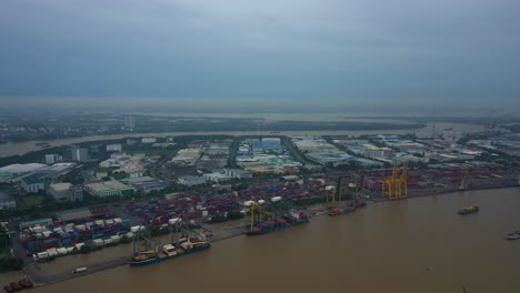 Volar-Hacia-El-Río-Y-El-Puerto-De-Envío-Con-Buques-Portacontenedores-Cargados