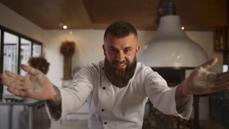 Chef-Profesional-Cocinando-Pastelería-De-Pan-De-Harina-En-Un-Moderno-Restaurante-De-Cocina-Cafetería.