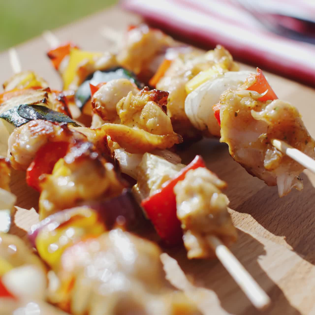 brochetas de verduras de pollo cocido crujiente