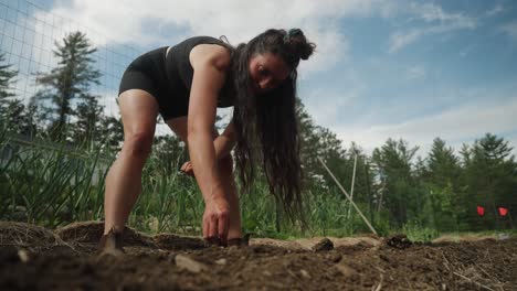 Kardanische-Aufnahme-Einer-Frau,-Die-Samen-Auf-Einer-Farm-Pflanzt