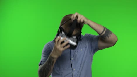 Mann-Benutzt-VR-Headset-Helm,-Um-Ein-Spiel-Zu-Spielen.-Ansehen-Von-Virtual-Reality-3D-360-Videos.-Chroma-Key