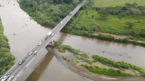 Costa-Rica,-Puente-De-Cocodrilos,-Vista-Superior-Del-Puente-Sobre-El-Río,-Los-Autos-Circulan-A-Lo-Largo-Del-Puente,-La-Gente-Está-Parada-En-El-Puente,-Bosques-Y-Campos