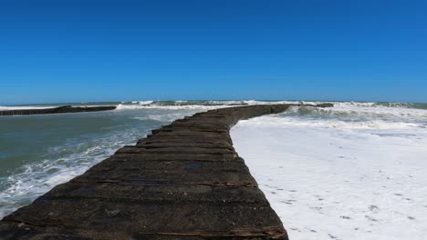 grandes olas espumosas en la playa de patea en nueva zelanda - amplia
