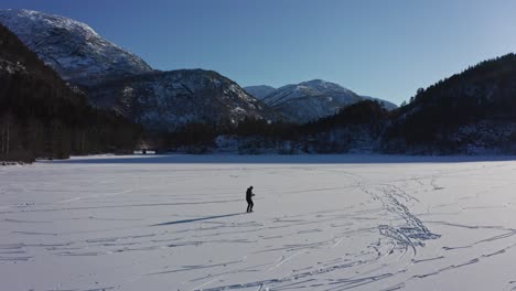 Epischer-Moment-Beim-Eislaufen-Am-Zugefrorenen-See-Oyane-Stamnes-Vaksdal-In-Norwegen