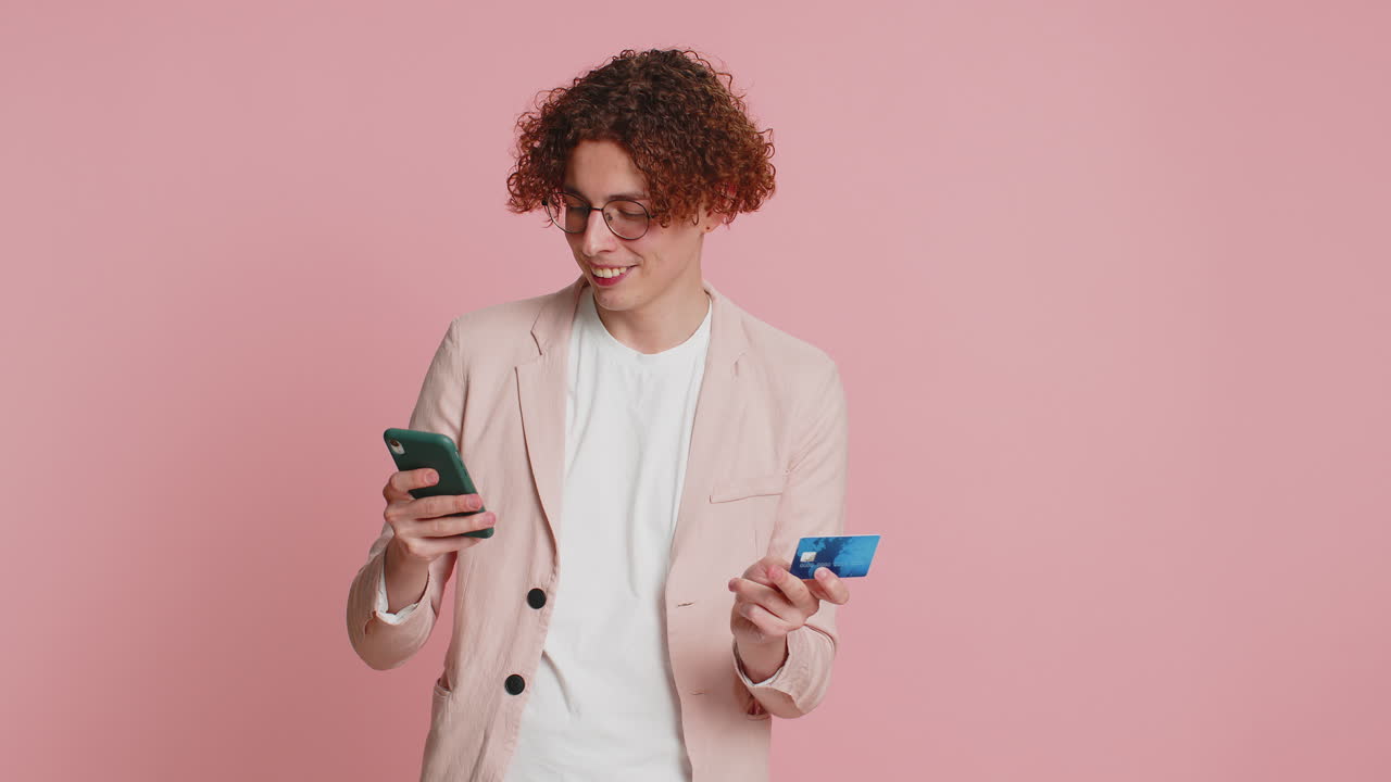 hombre utiliza una tarjeta de crédito bancaria smartphone mientras transfiere dinero para gastar compras compras en línea