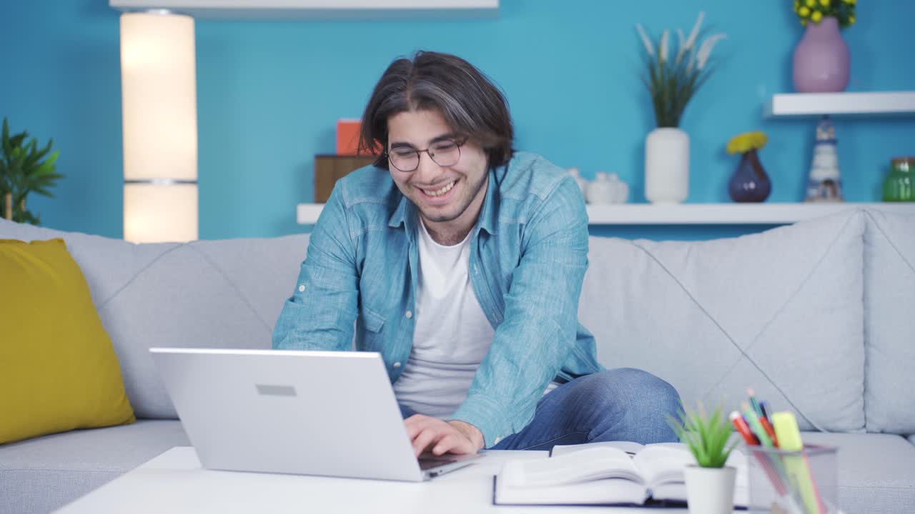 재미있고 유쾌한 젊은 남성.